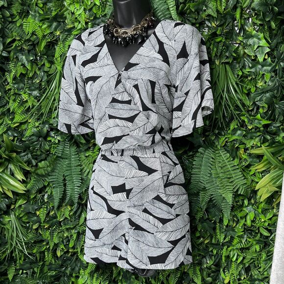 LOFT Romper Women 4P Black White Fern Floral Shorts Jumpsuit Flutter Sleeve 2193 - Picture 8 of 13